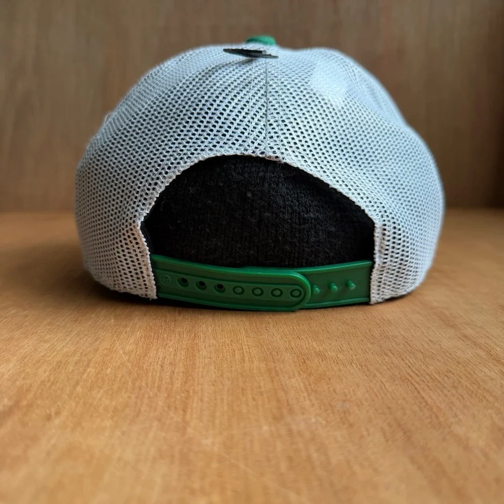 North Dakota Fighting Hawks Green Mesh Snapback Trucker Hat Cap streetwear retro
